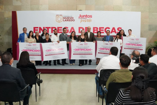 Carmen Lilia entrega becas de titulación