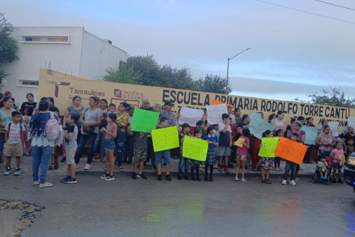Bloquean, padres de familia, carretera a San Fernando; se quejan de CFE...