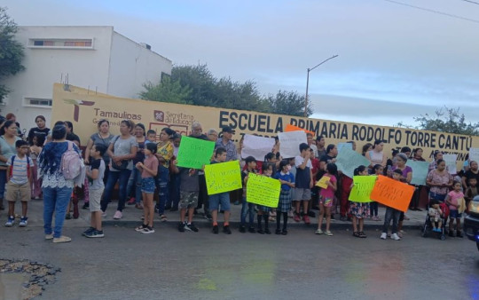 Bloquean, padres de familia, carretera a San Fernando; se quejan de CFE...